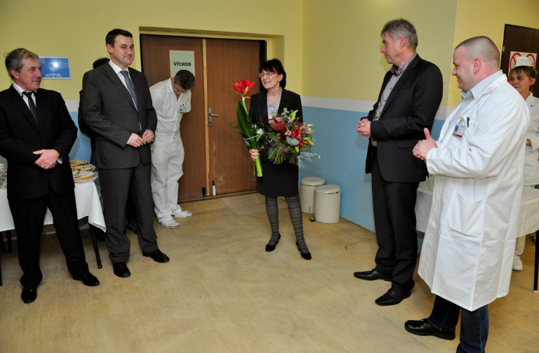Hana Čerbáková s květinou uprostřed